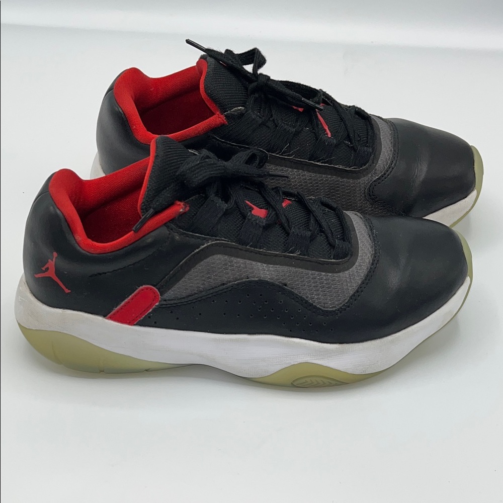 Nike✨Air Jordan 11 CMFT
Low Bred Athletic Shoes
CW0784-006 Size: 4Y
